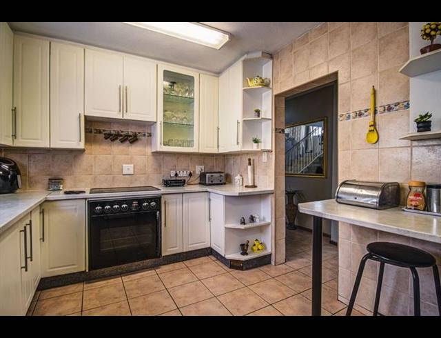 4 BEDROOM HOUSE FOR SALE IN VAN RIEBEECK PARK